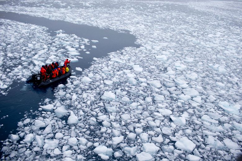 Internasjonale forskere på vei til den chilenske forskningsstasjonen Bernardo O'Higgins på Antarktishalvøya i 2015. <i>Foto:  Natacha Pisarenko / AP / NTB</i>