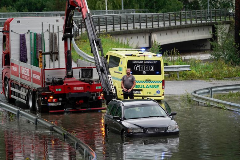 Biler må reddes på oversvømte veier i Bagn. <i>Foto:  Cornelius Poppe/NTB</i>