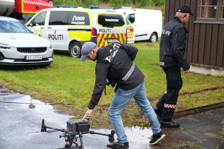 Politiet vurderer å sprenge en av lukene i demningen for å unngå oversvømmelse.  <i>Foto:  Eirik Urke</i>