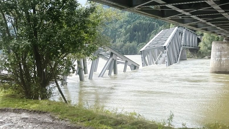 Et nylig tatt bilde viser stedet der den midtre delen av jernbanebroen som går over Lågen har kollapset og nå ligger nedsunket i elven.