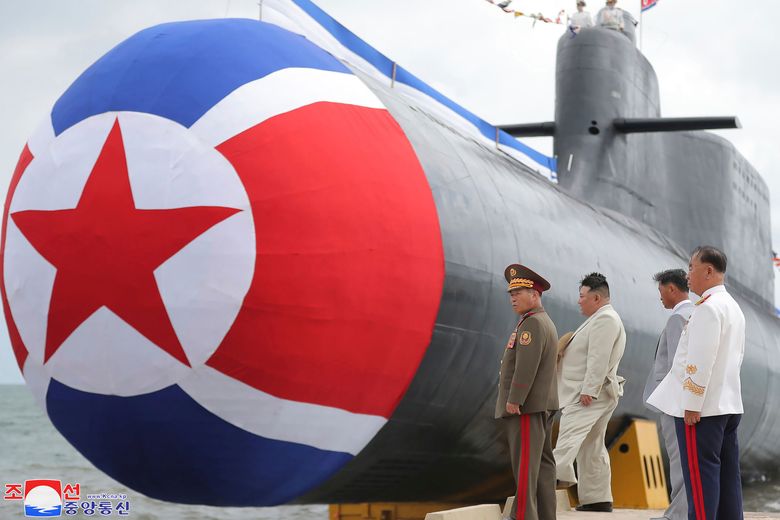 Nord-Koreas leder Kim Jong-un, nummer to til venstre, inspiserer den nye ubåten på et uspesifisert sted i landet onsdag. <i>Foto:  Korean Central News Agency / Korea News Service / AP / NTB</i>
