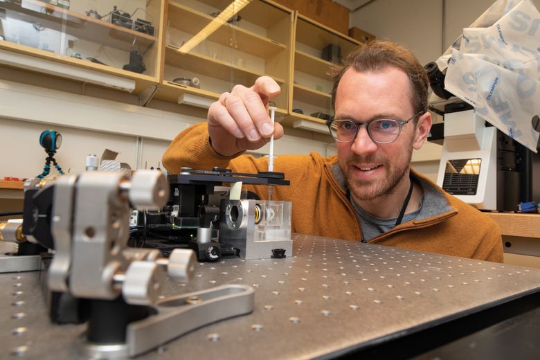 Joachim Mossige har konstruert et avansert mikroskop som gjør det mulig å studere overflaten av cellene inne i en tredimensjonal gastruloide. Slikt har ikke vært mulig tidligere. <i>Foto:  Yngve Vogt/Apollon</i>