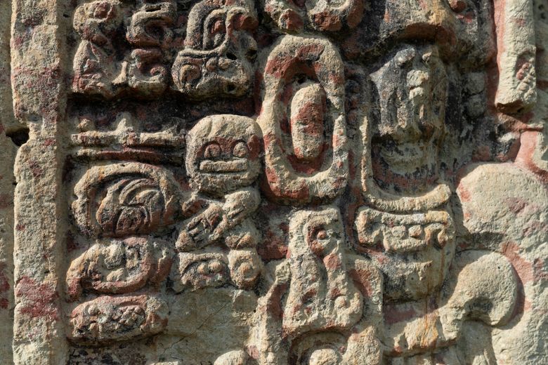 Detaljene på skulpturen Stela B i Copán i Honduras er imponerende godt bevart til tross for at det er over 1000 år siden de ble skrapt ut i gipsen. <i>Foto:  Moises Castillo/AP/NTB</i>