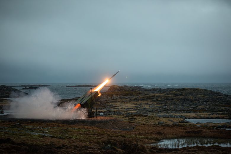 Skarpskyting med NASAMS på Nordmela rakettskytefelt. Forsvarsanalysen peker på at Norge trenger flere batterier for å kunne forsvare seg mot missiler. <i>Foto:  Martin Mellquist / Forsvaret</i>