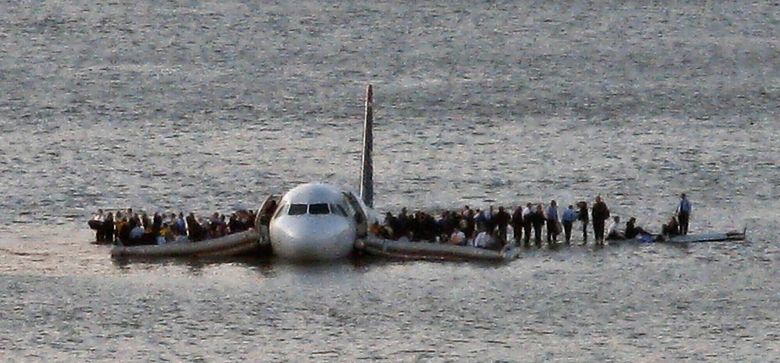 Alle om bord overlevde da dette flyet fra US Airways kolliderte med en gåseflokk rett etter avgang. Piloten klarte å nødlande flyet i Hudson-elven midt i New York. <i>Foto:  Steven Day/AP/NTB</i>