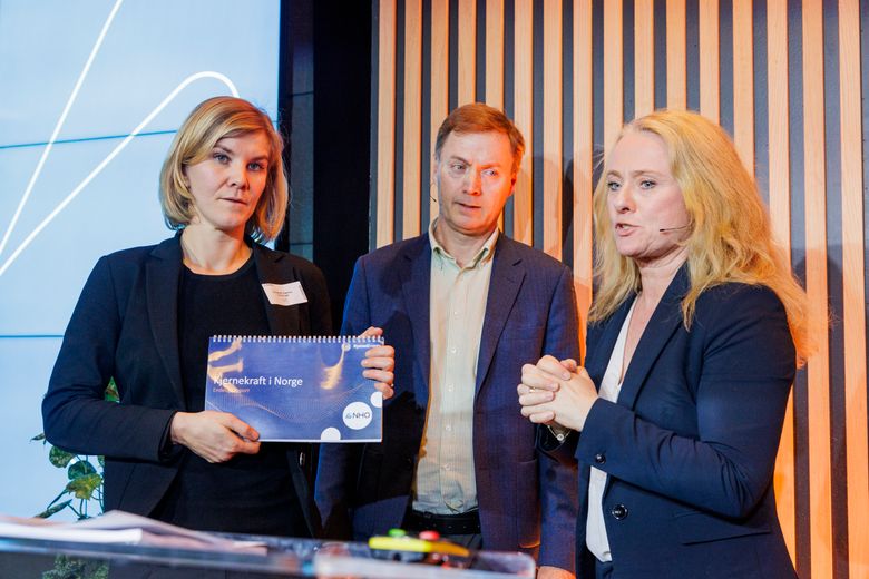 Norsk Industris direktør Knut E. Sunde og NHO-direktør Anniken Hauglie overleverer den omstridte Rystad-rapporten til statssekretær i OED, Elisabeth Sæther(t.v.), på et pressemøte 27. november i fjor. <i>Foto:  Arash Nejad</i>