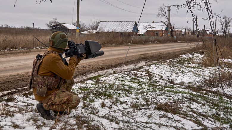 En ukrainsk soldat med et antidrone-gevær ved Bakhmut i Donetsk-regionen. <i>Foto:  Shandyba Mykyta / Ukrainian 10th Mountain Assault Brigade «Edelweiss» via AP / NTB</i>