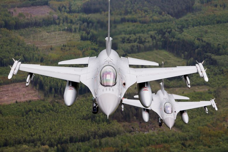 F-16 kan potensielt tvinge russiske fly til å holde enda større avstand. Det kan hjelpe noe på trusselen fra de nyutviklede glidebombene som russiske fly kan slippe fra relativt trygg avstand fra frontlinjene og ukrainsk luftvern. Mye av dette kommer an på hva slags våpen F-16 blir utstyrt med. Her fly i Litauen i 2015. <i>Foto:  Henrik Skolt / NTB</i>