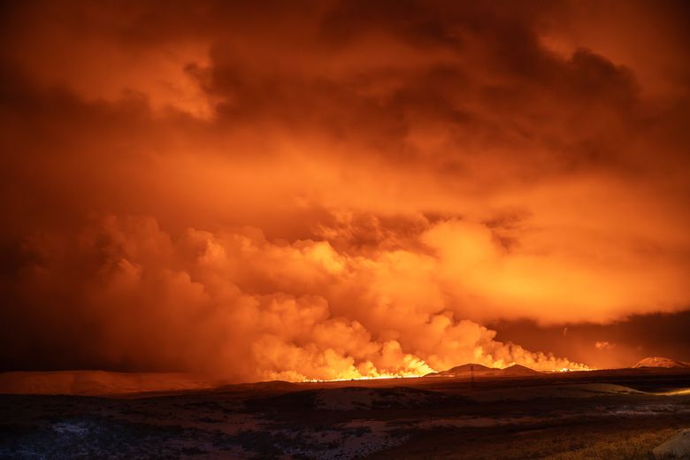 Vulkanutbruddet lyste opp nattehimmelen over Reykjanes. <i>Foto:  Marco Di Marco / AP / NTB</i>