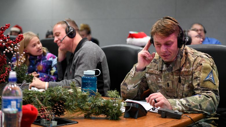 Bildet viser frivillige på julaften som svarer telefoner fra barn fra hele verden som vil vite hvor julenissens slede er og om den nærmer seg dem. <i>Foto:  Chuck Marsh / Department of Defense / AP / NTB</i>