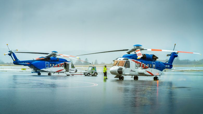 To Sikorsky S-92 helikoptre fra det andre store helikopterselskapet Bristow. Både Bristow og CHC bruker denne typen til å fly offshore. <i>Foto:  Ole Berg-Rusten/NTB</i>