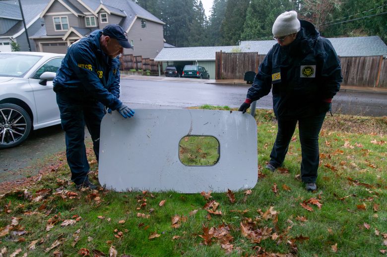 NTSB-etterforskere med flydelen som ble funnet i en hage. <i>Foto:  NTSB/Reuters/NTB</i>