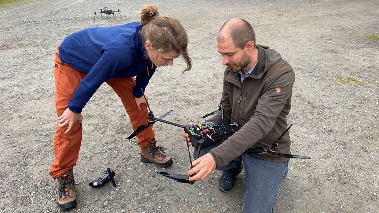 Alouette van Hove og Norbert Pirk lærer opp droner til selv å finne ut hvor de bør måle flukser av drivhusgasser fra terrenget. <i>Foto:  Vibeke Lind/Titan.uio.no</i>