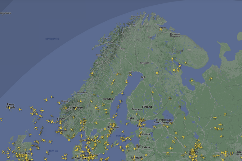 Slik ser flytrafikken over Norge ut mandag formiddag kl 10.30. <i>Foto:  Flightradar</i>