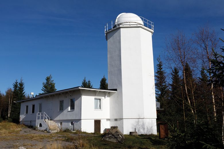 Solobservatoriet var universitetets forskningssenter for solfysikk fra 1954 til 1986. – Solobservatoriet er i dag et besøks- og formidlingssenter for astronomi, forteller Vegard Lundby Rekaa. <i>Foto:  Yngve Vogt/Apollon</i>