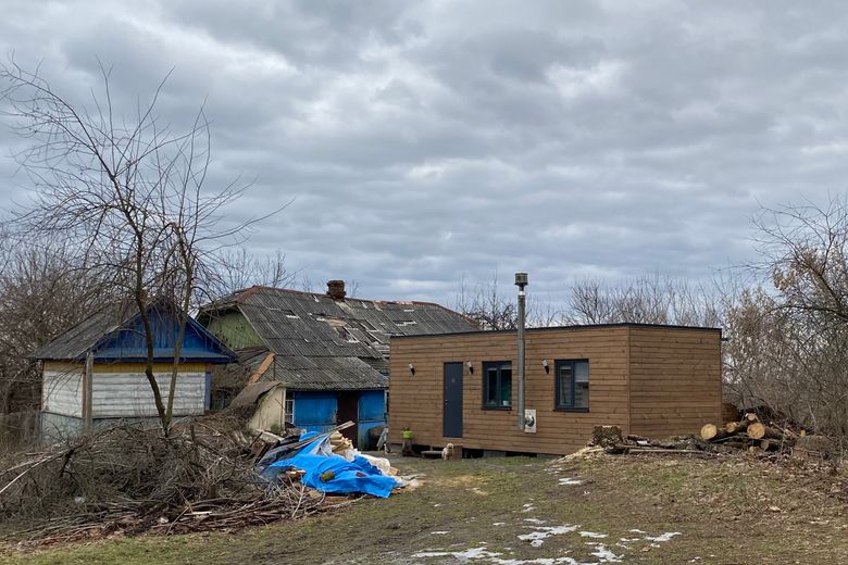 Gjennom Nansen-programmet støtter Norge finansiering av lokalproduserte ferdighus til Ukrainere som får husene sine ødelagt i krigen mot Russland. <i>Foto:  Vigdis Halvorsen / Norad / Handout</i>