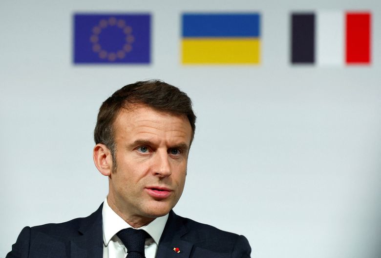 Frankrikes president Emmanuel Macron antyder at det kan bli aktuelt å sende Nato-styrker til Ukraina, men forslaget skytes ned av Nato, USA og andre Nato-land. <i>Foto:  Gonzalo Fuentes/Pool via AP</i>