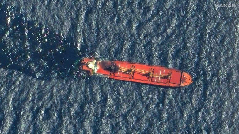 Et flere mil langt oljeflak bredte seg fra Rubymar før skipet sank i helgen. <i>Foto:  Maxar Technologies / AP / NTB</i>