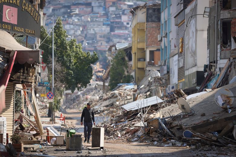 Deler av Tyrkia og Syria ble rammet av et kraftig jordskjelv 6. februar 2023 samt flere etterskjelv. Mellom 50.000 og 60.000 mennesker mistet livet, og langt over 100.000 ble skadet. Skadene på boliger og andre bygninger var også enorme. <i>Foto:  Unal Cam/AP/NTB</i>