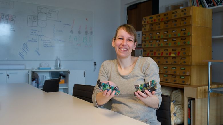 Ines Petra Junge viser hvordan teknologi kan bygges på en modulær måte, her ved hjelp av origami. <i>Foto:  Elina Melteig/UiO</i>