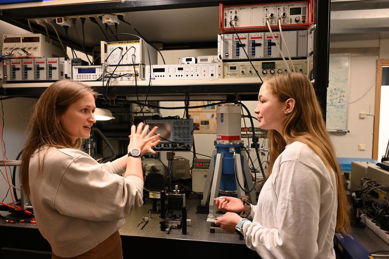 Marianne E. Bathen (t.v.) ved UiO forsker på kvantematerialer. Her med masterstudent Mariann Carlsen Frøland. <i>Foto:  Hilde Lynnebakken/UiO</i>