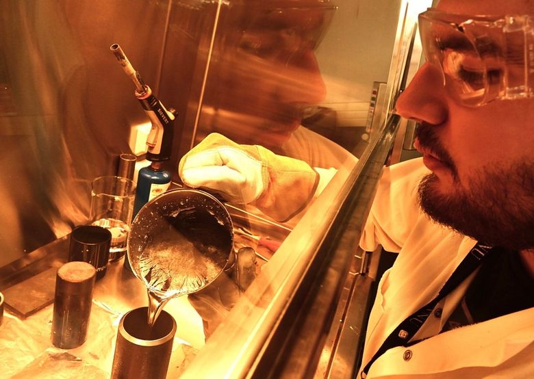 Lewaa Hmadeh i laboratoriet. Han heller en smeltet vismutlegering i et stålrør i forbindelse med forskningen på brønnplugger. <i>Foto:  Per A. D. Jynge/NTNU</i>