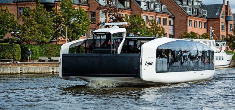 Hyke Shuttle 0001 går i rute i Fredrikstad. Fergen er 15 meter lang, 5,8 meter bred og har plass til 50 passasjerer. <i>Foto:  Hyke</i>