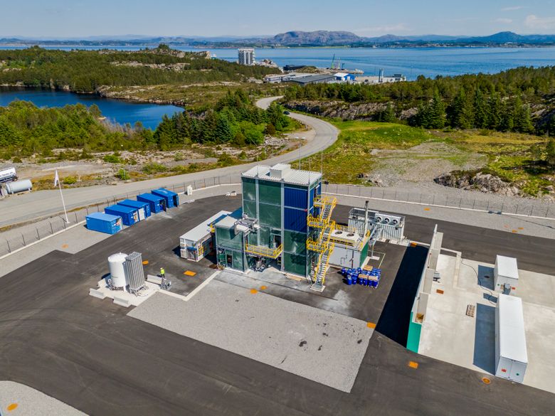 Her er produksjonsanlegget for hydrogen med CO<sub>2</sub>-separasjon. CO<sub>2</sub> skal etter planen gå i rør til Northern Lights (tårnene i bakgrunnen) og deretter til deponering under havbunnen. <i>Foto:  Arash A. Nejad</i>