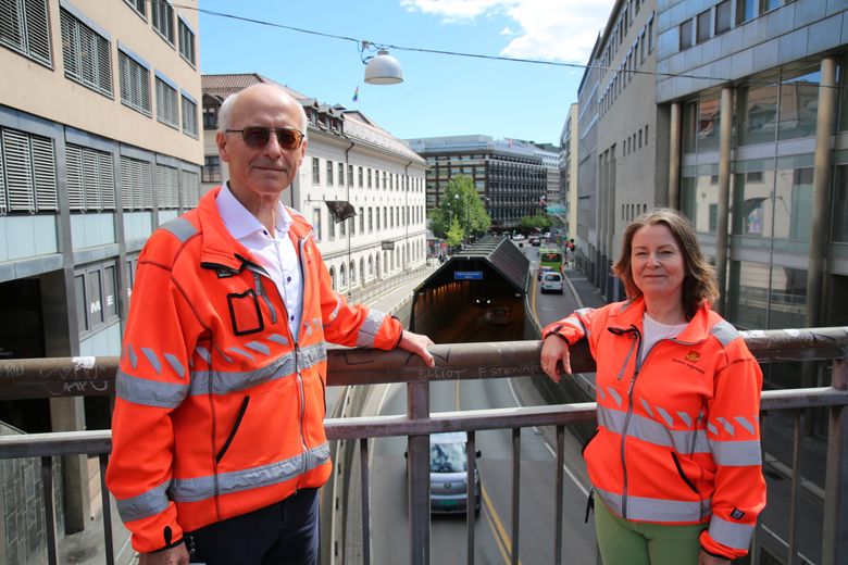 Vaterlandstunnelen i bakgrunnen er kun fire meter høy, og slik blir det i framtiden også. Fv. Halvard Gavelstad og Elin Hermanstad Havik i Ring 1-prosjektet i Oslo. <i>Foto:  Bjørn Olav Amundsen</i>
