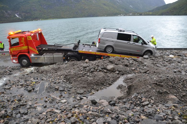 Opprydding etter at det gikk skred på samme sted i 2018. <i>Foto:  Statens vegvesen</i>