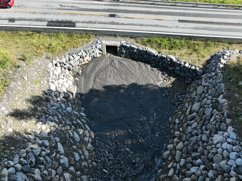 Skredgjerdet som stopper steinen gjør at også magasinet nede ved veien fungerer mye mer effektivt. <i>Foto:  Statens vegvesen</i>