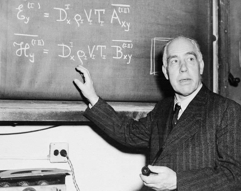 Niels Bohr slo fast at elektronene i atomer bare kunne bevege seg i bestemte baner med en viss energi. <i>Foto:  Alan Richard/AP/NTB</i>