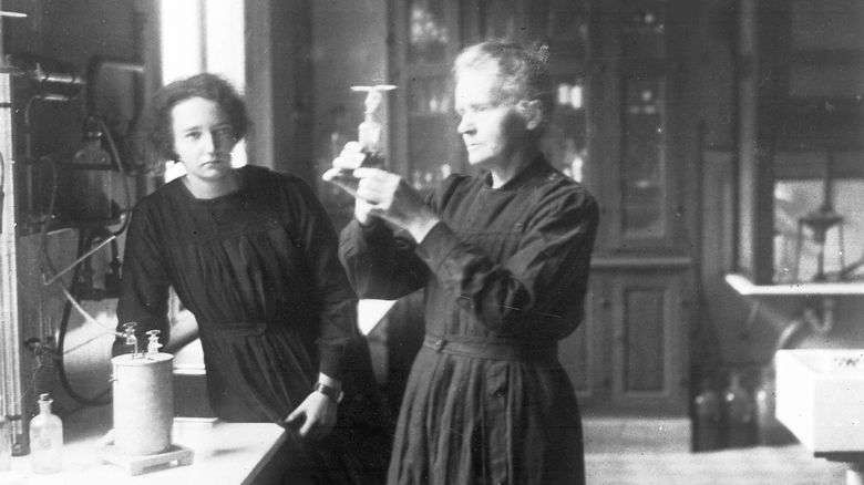 Marie Curie slo fast at radioaktiv stråling skyldtes en egenskap ved atomet. Hun oppdaget også de radioaktive grunnstoffene polonium og radium. Her er hun sammen med datteren Irene. <i>Foto:  Ap / NTB</i>