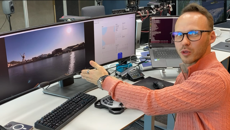 Doktorgradsstipendiat Alexey Gusev er klar for å styre ferga i havnebassenget på NTNU Nyhavna. <i>Foto:  Ole Andreas Alsos / NTNU</i>