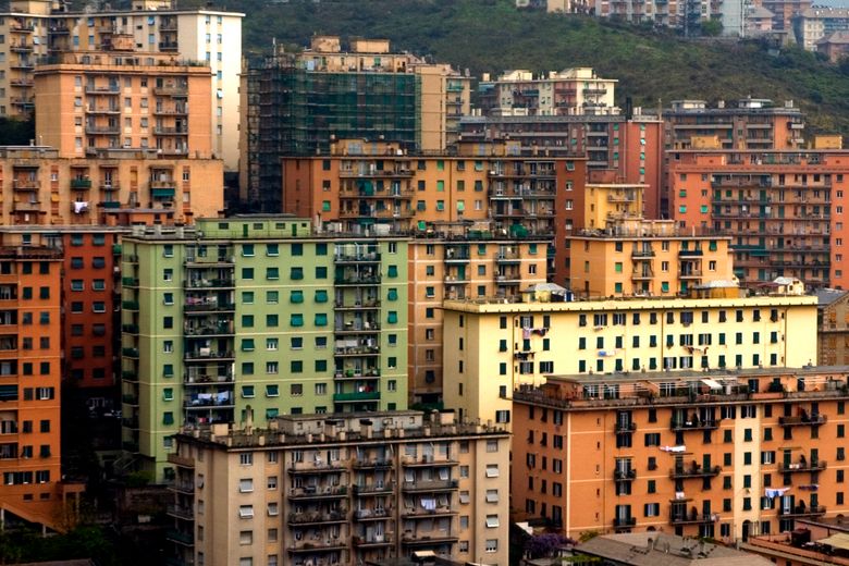 Betong er verdens mest brukte byggemateriale og en av våre aller største syndere når det kommer til klimautslipp. Her lyser fargerik betong opp i et boligområde i Genova. <i>Foto:  Øystein Lie/Gemini</i>