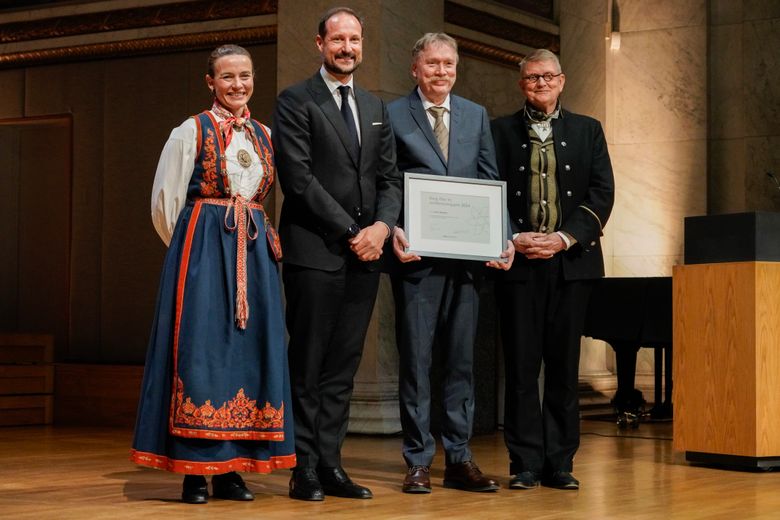 Kronprins Haakon overrakte Kong Olav Vs kreftforskningspris til Terje Johansen for hans verdensledende forskning på celleavfallshåndtering. Utdelingen fant sted i Aulaen ved Universitetet i Oslo. <i>Foto:  Amanda Pedersen Giske/NTB</i>