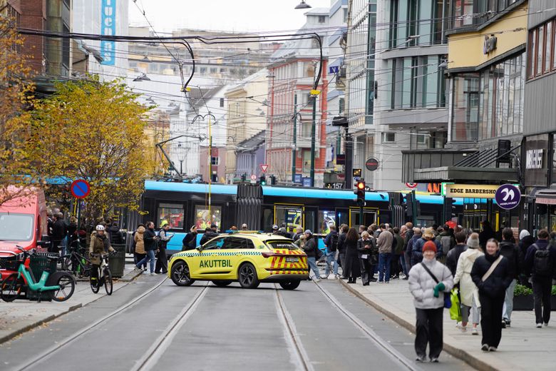 – Det er fullt kaos her nå, sier et vitne på stedet til <a href="https://www.vg.no/nyheter/i/OozBVV/trikk-har-kollidert-i-butikk-i-oslo-sentrum" target="_blank" rel="noopener">VG.</a> <i>Foto:  Ole Berg-Rusten/NTB</i>