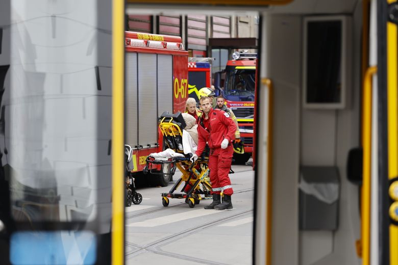 Nødetatene har behandlet fire skadede på stedet etter trikkeulykken i Oslo sentrum, og ingen av dem framstår som alvorlig skadet. <i>Foto:  Arash A. Nejad</i>