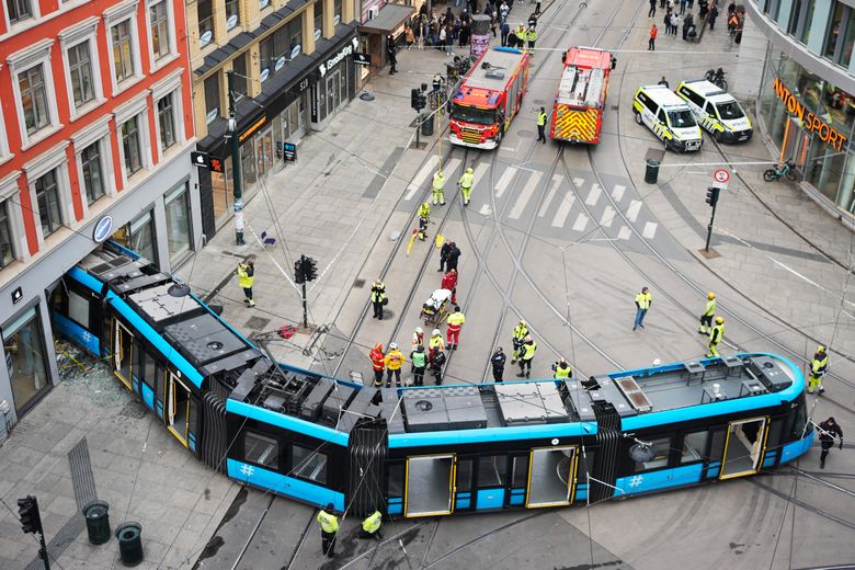 En trikk sporet av og kjørte inn i Eplehuset i Storgata i Oslo tirsdag formiddag. <i>Foto:  Terje Pedersen/NTB</i>