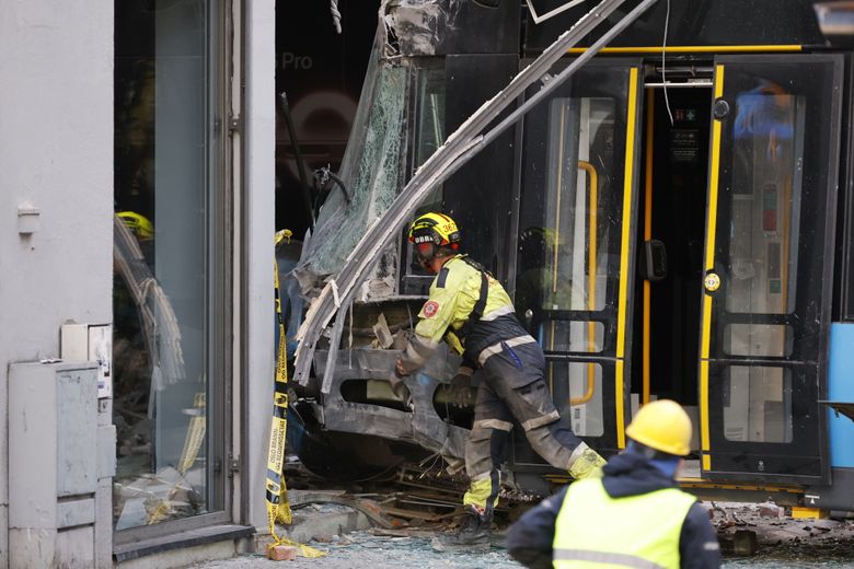 Her tauses trikken ut av Eplehuset-butikken i Storgata i Oslo. <i>Foto:  Arash A. Nejad</i>