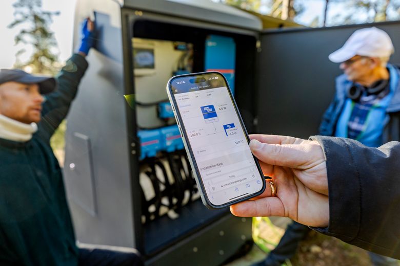 En app på mobilen viser hvor mye strøm som produseres. <i>Foto:  Arash A. Nejad</i>