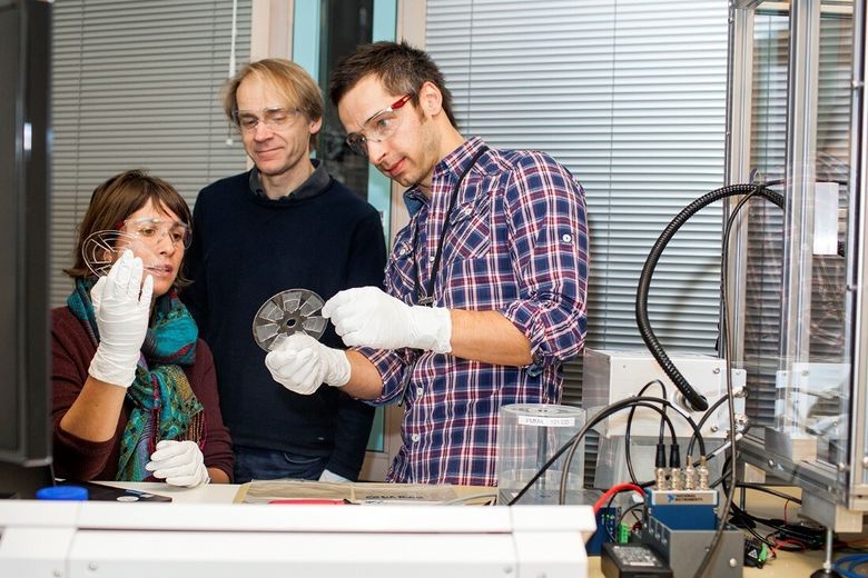 Denne gjengen utvikler ørsmå mikrobrikker som skal avløse tradisjonelt laboratorieutstyr og gi oss prøvesvar på et blunk. F.v: Elizaveta Vereshchagina, Erik Andreassen og Michal Mielnik. <i>Foto:  Remy Eik-Nikolaisen</i>