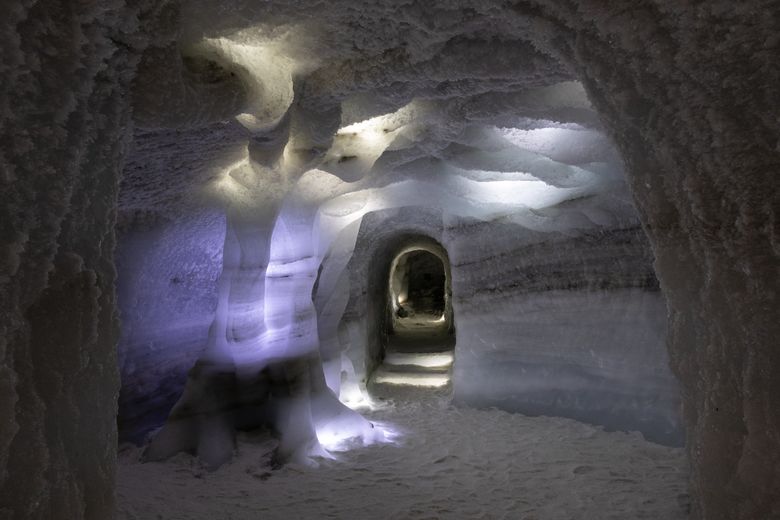 Denne håndhogde isgrotten er en del av Norsk Fjellsenters Klimapark 2469 i Lom. Klimaparken er laget for å vise natur og kultur i endring. <i>Foto:  Yngve Vogt/Apollon</i>