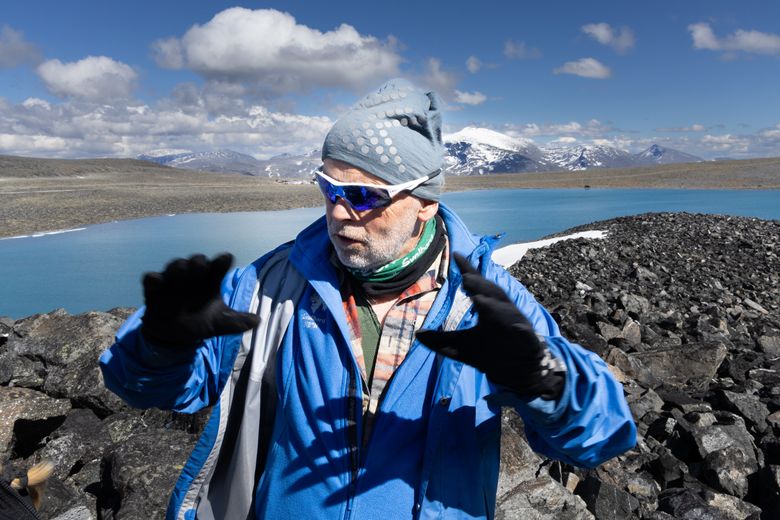 – Det høres kanskje ikke så mye ut, men i løpet av 20 til 30 år vil temperaturen under bakken stige med én grad, forteller Bernd Etzelmüller. <i>Foto:  Yngve Vogt/Apollon</i>