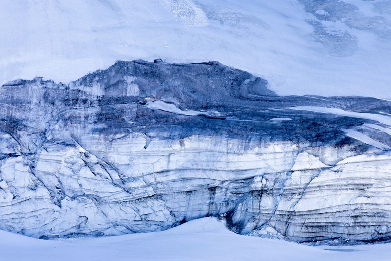 Denne isbreen ligger rett ved Juvasshytta. Etter at isen har begynt å trekke seg tilbake, har det dukket opp 4000 arkeologiske gjenstander i Jotunheimen. <i>Foto:  Yngve Vogt/Apollon</i>