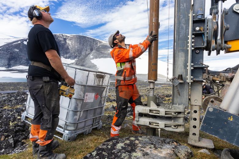 For å måle permafrosten 45 meter under bakken, måtte forskere hente inn profesjonelle brønnborere fra Brustugun Brønnboring i Skjåk. <i>Foto:  Yngve Vogt/Apollon</i>