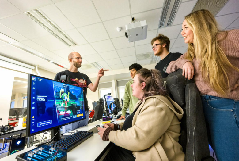 Etterhvert som e-sporten har vokst og utviklet seg, har også de mangfoldige egenskapene til utøverne blitt lagt merke til. Her er studenter på studiet Akademisk e-sport på UiA, hvor de lærer om langt mer enn bare gaming. <i>Foto:  UiA</i>