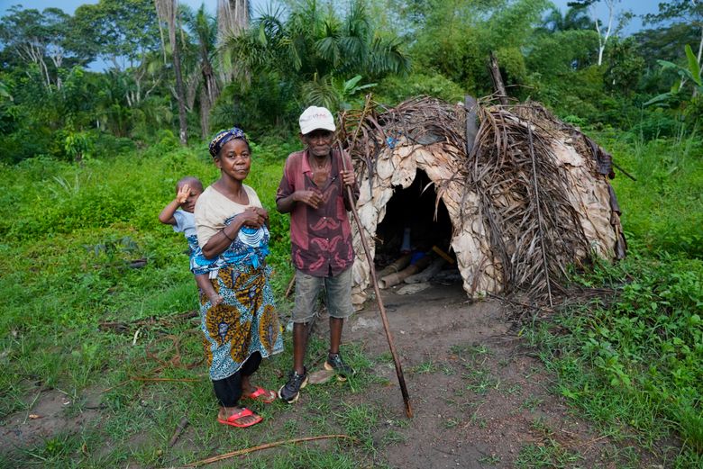 Wendo Olengama (t.h.) og hans kone Dura Anyainde i landsbyen som ligger inne i Okapi Wildlife Reserve frykter for mattilgangen. Bildet er fra september 2022. <i>Foto:  Sam Mednick</i>