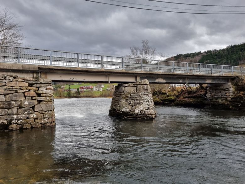 Kvitheim bru ved Vossevangen. Bildet er tatt etter flommen i november 2022. <i>Foto:  Vestland fylkeskommune</i>