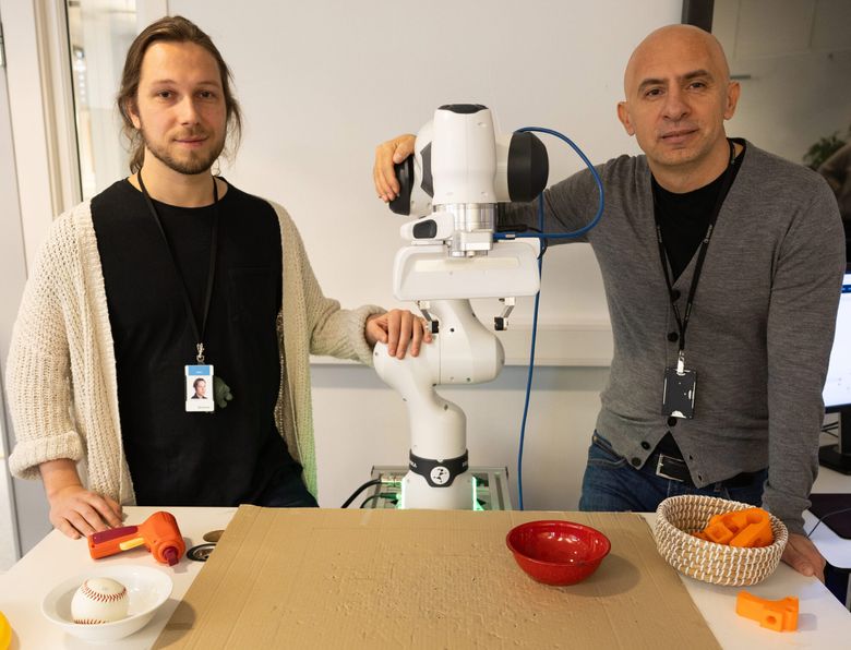 Doktorgradsstipendiat Sverre Herland (t.v.) og seniorforsker Ekrem Misimi med roboten i lab'en. <i>Foto:  Sintef</i>